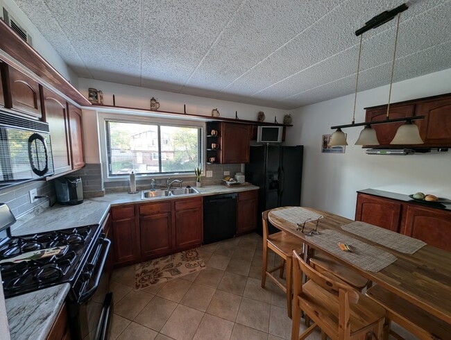 Building Photo - 5965 Lakeside Pl
