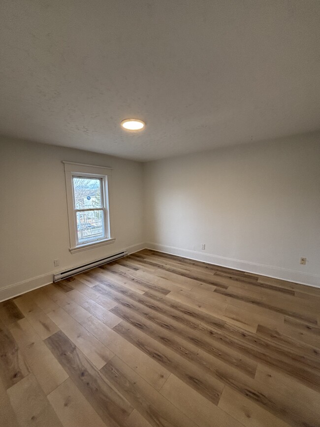 Building Photo - NEWLY RENOVATED ONE BEDROOM APARTMENT AVAI...