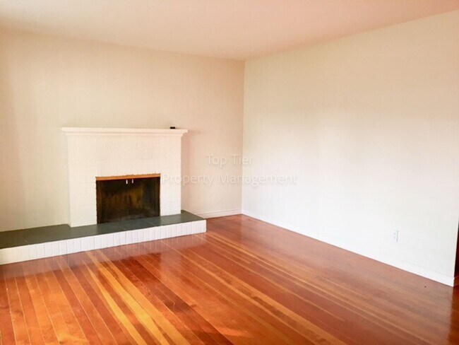 Foto del edificio - Charming 2 Bd/1 Ba (plus a bonus room) sin...