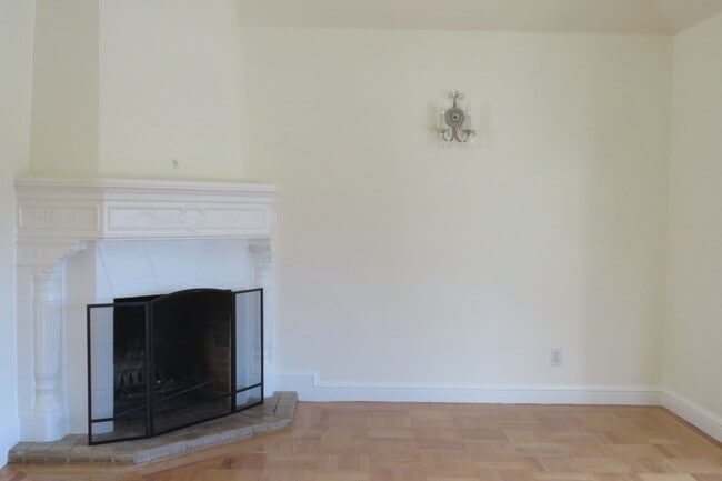 Building Photo - 2 BEDROOM SUNSET HOUSE - PLUS BONUS ROOM