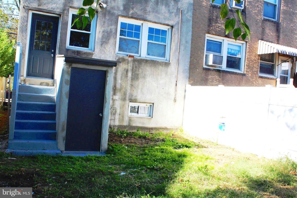 Primary Photo - 14 W Albertson Ave