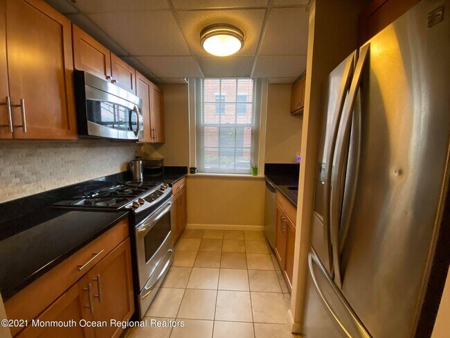 Building Photo - 227 Christopher Columbus Dr