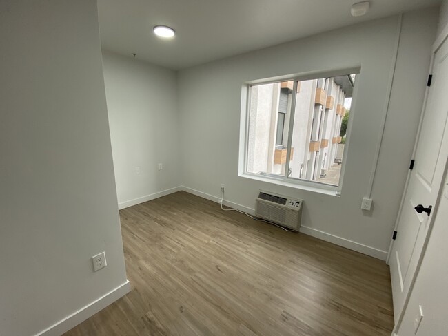 Building Photo - Renovated Apartment in Murray!