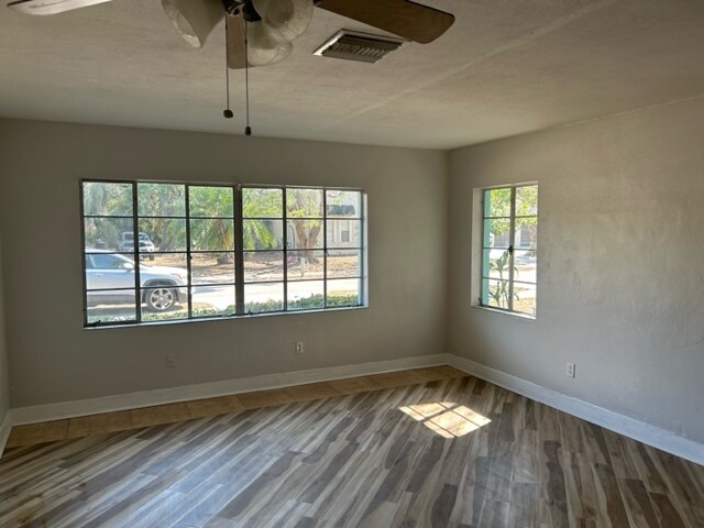 Foto del edificio - 1347 Bradford Rd