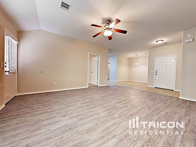 Building Photo - 110 N Golden Oak Dr