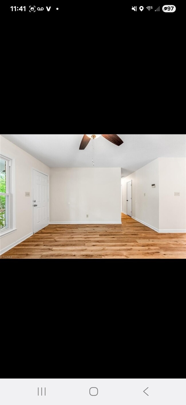 Living room/Hallway - 1819 Bothwell St