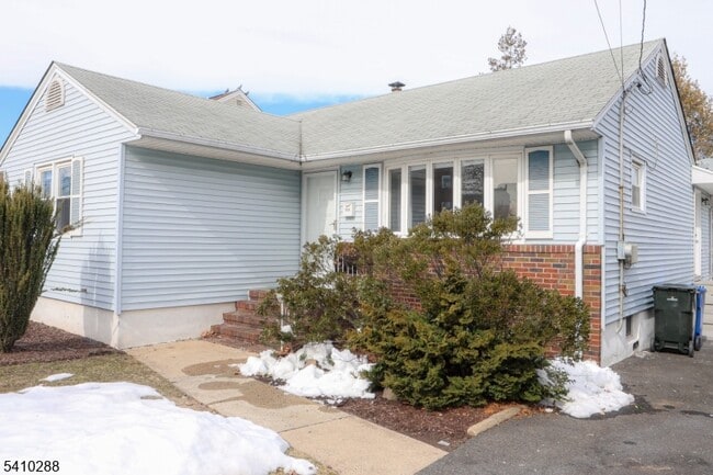 Foto del edificio - 118 Hobart Ave