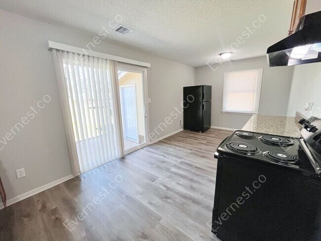 Foto del edificio - 4328 Pebblebrook Dr