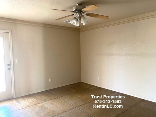 Building Photo - Spacious 3/3 in Sonoma