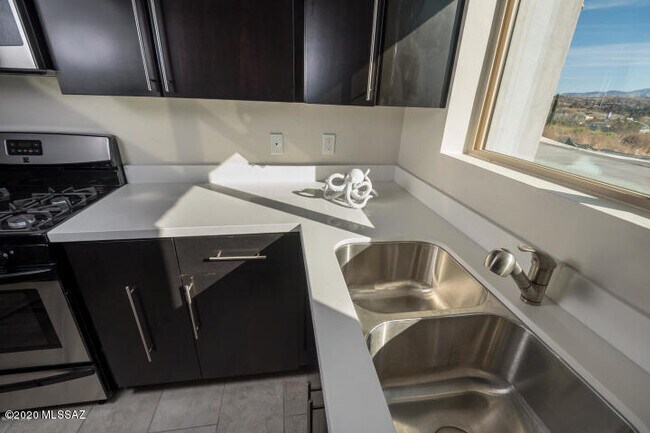 Building Photo - 1779 San Luis Dr