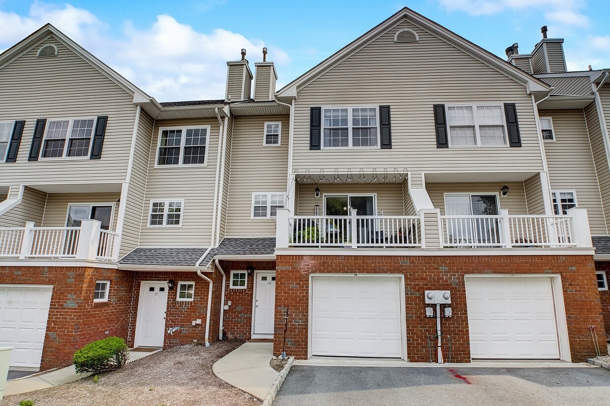 Welcome Home! - 16 Castle Dr