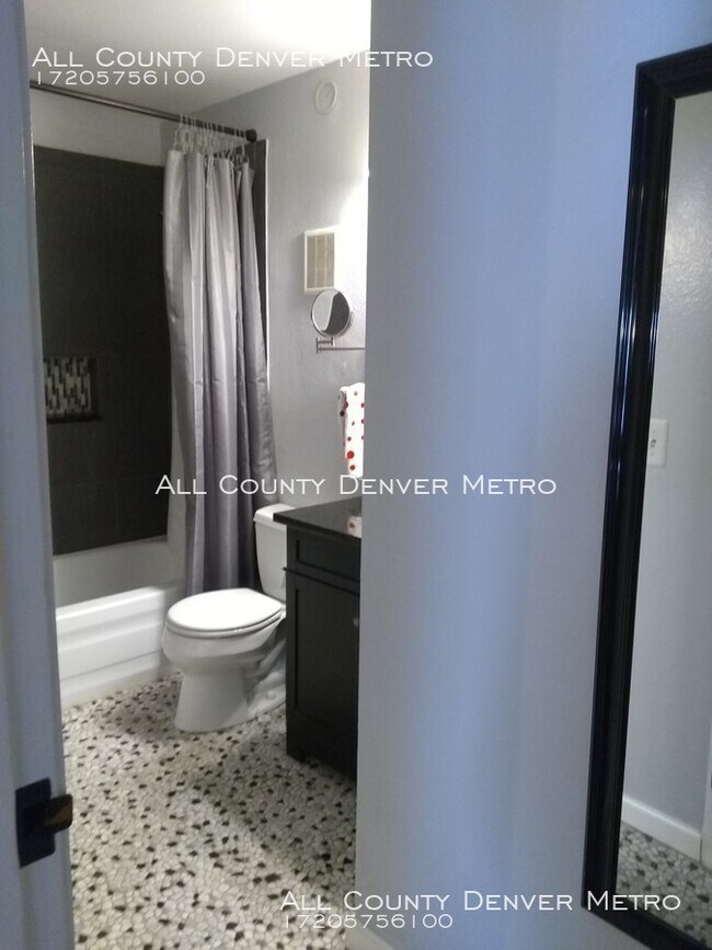 Building Photo - Beautiful Remodeled Apartment in Aurora