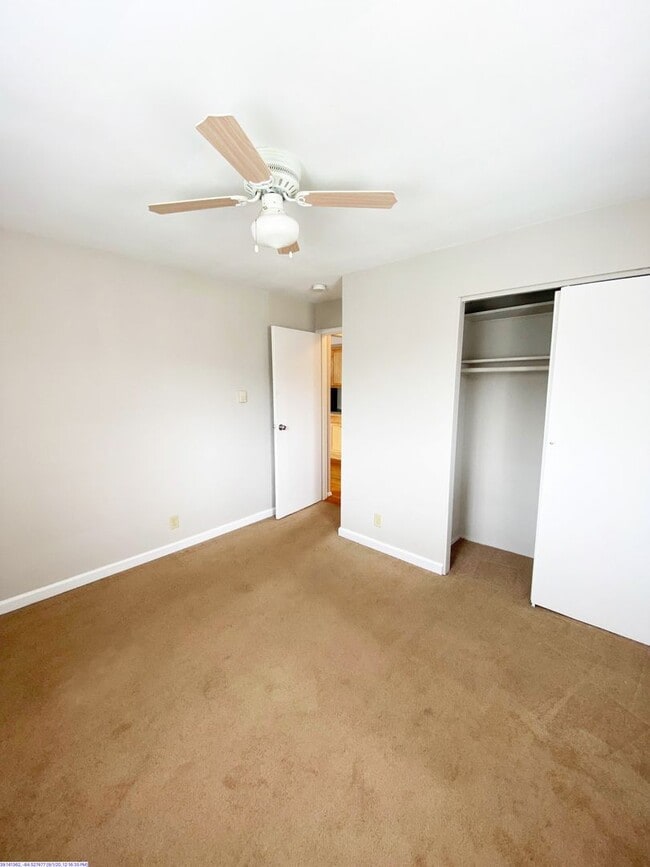 Foto del edificio - 566 Lowell Ave