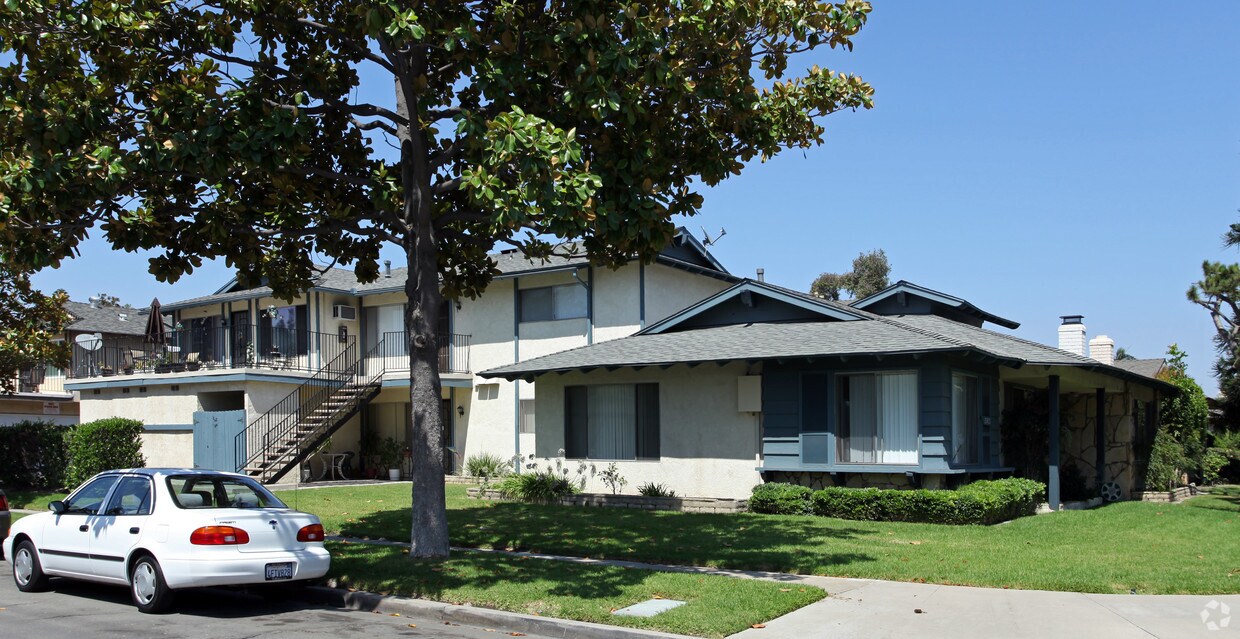 Primary Photo - 2321 E Omega Ave
