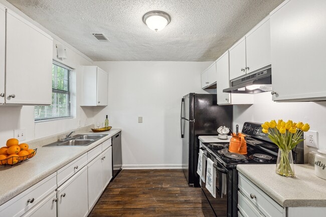Building Photo - Lakeside Townhomes