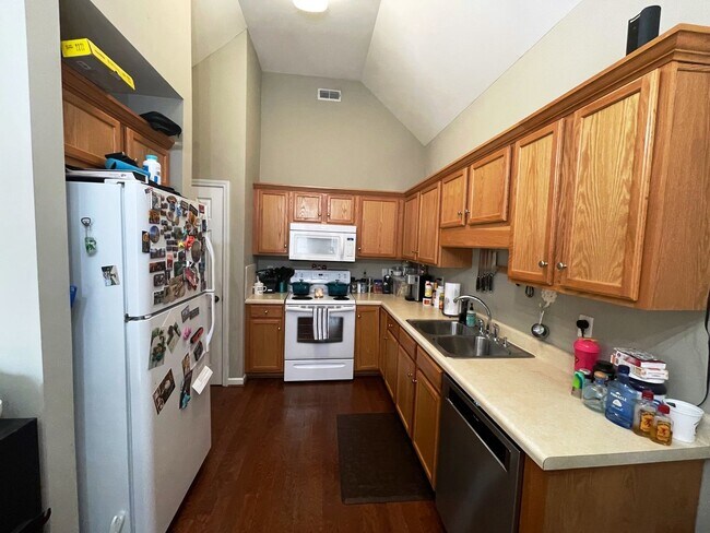 Building Photo - One Level two bedroom, two bath townhouse ...