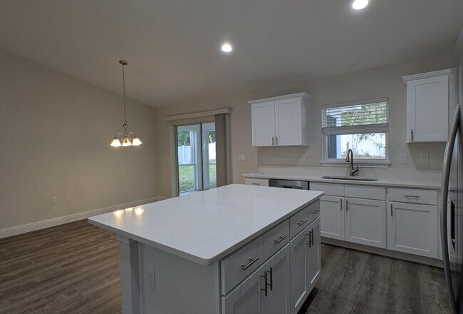 Building Photo - 214 E Caldwell Dr