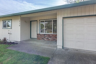 Building Photo - 110 SW Fleishauer Ln