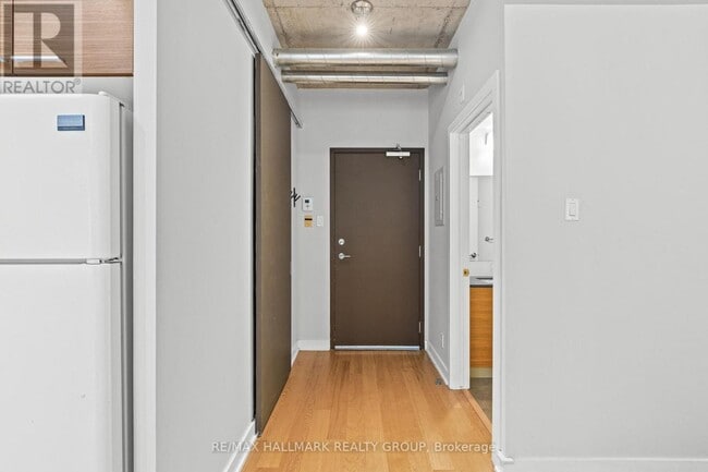 Building Photo - 354-354 Gladstone Ave