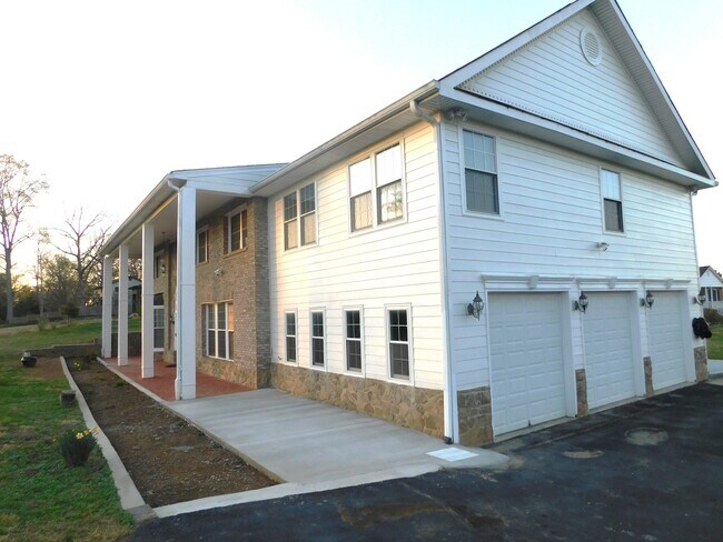 ¡Patio delantero y porche! - 10828 Miller Rd