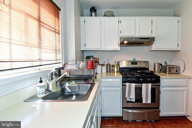 Foto del edificio - 3122 Ravensworth Pl