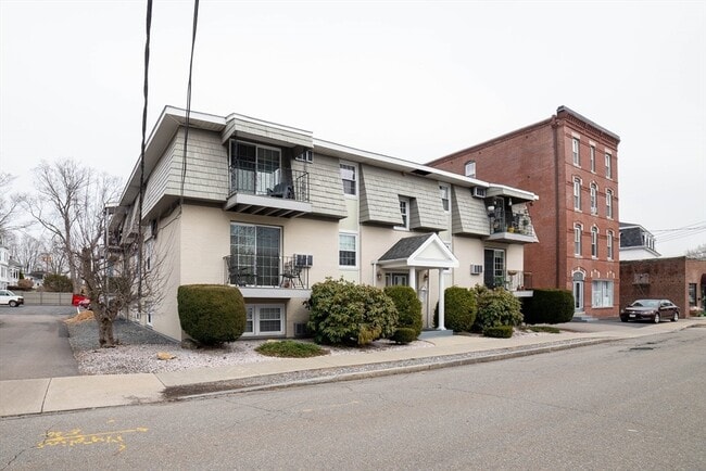 Building Photo - 13 Summer St