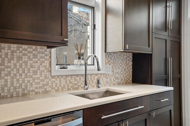 Foto del edificio - 2733 N Greenview Ave