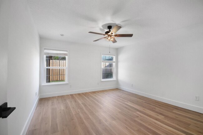 Foto del edificio - 101 Azalea Rd