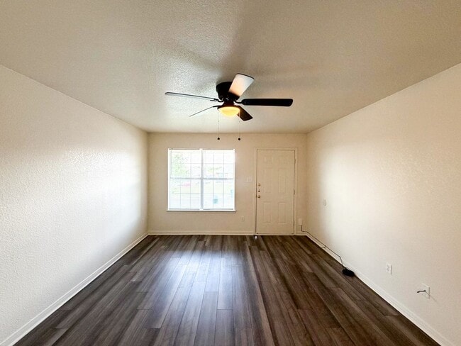 Foto del edificio - 310 Cedar Ridge Dr