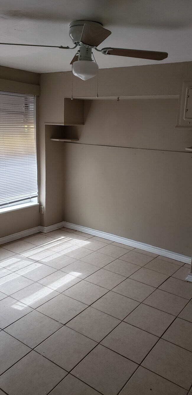 Dormitorio 2 - 901 N Hamlett St