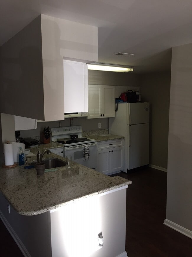 kitchen - 605 Admiral Dr