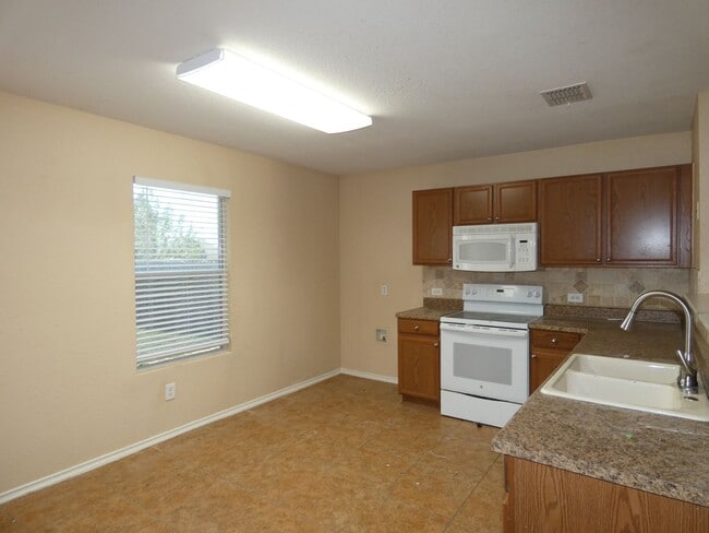 Building Photo - 652 Rosario Ln