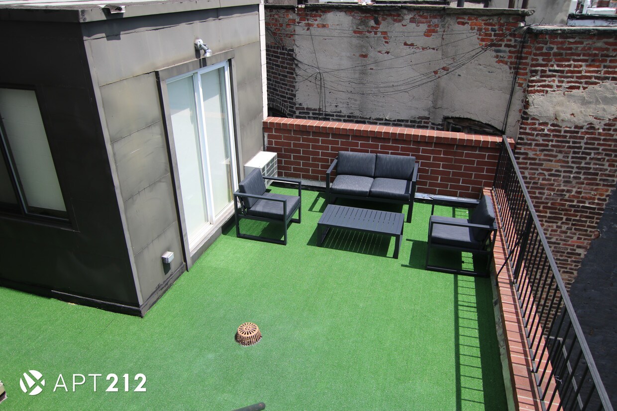 Primary Photo - 228 E 10th St