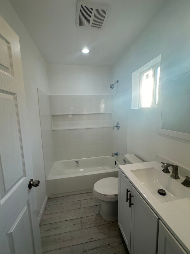 Building Photo - 10529 N Ilex Ave