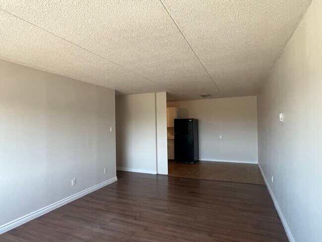 Photo du bâtiment - 16421 Stony Plain Rd