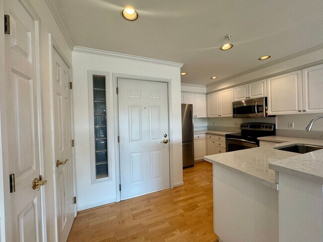 Foto del edificio - Beauitful 1 Bedroom with a Den and Balcony...