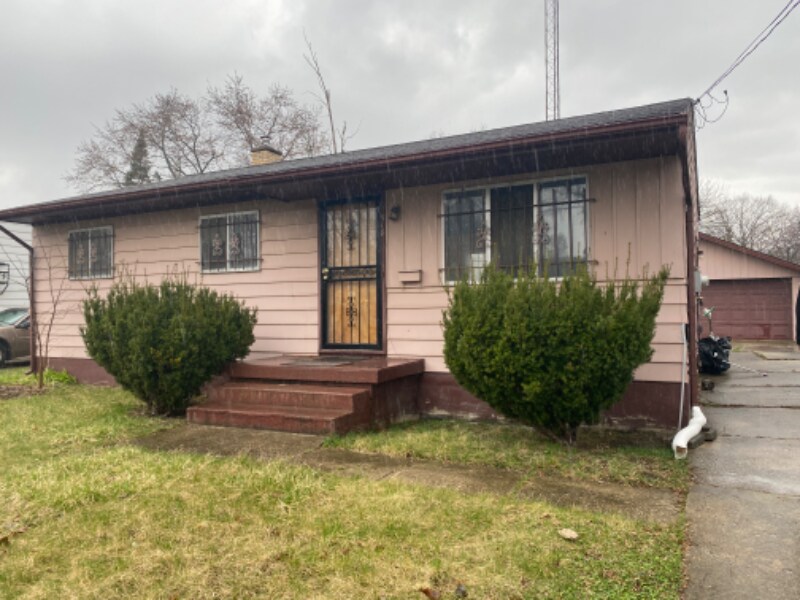 Primary Photo - 558 W Foss Ave