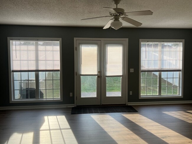 Building Photo - 107 S Spring View Dr