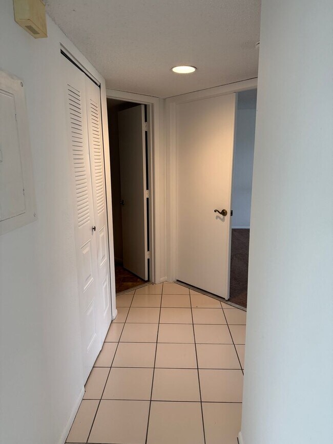 Building Photo - Centrally located condo in great community
