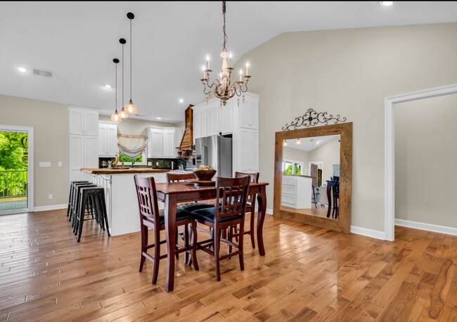 Foto del edificio - Beautiful 4-bedroom, 2.5-bath riverfront home