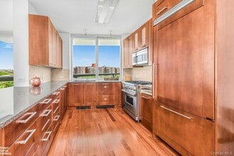 Building Photo - 640 W 237th St