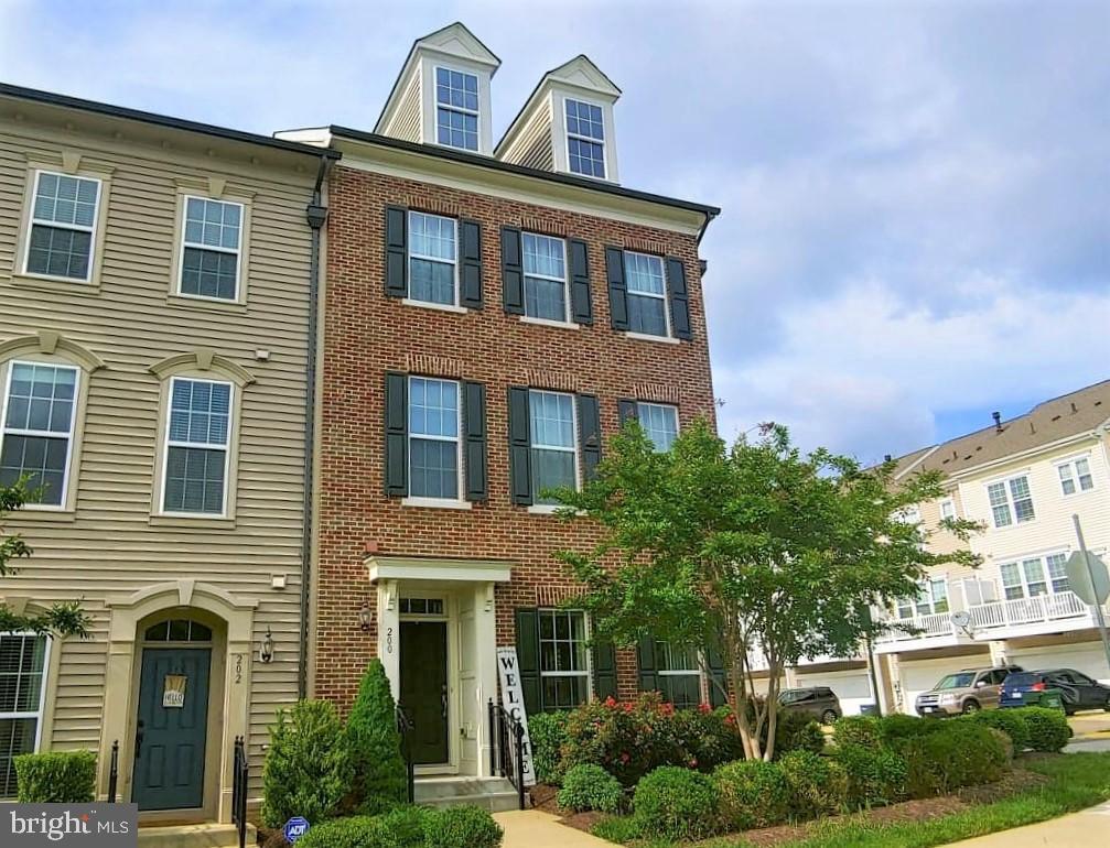 Foto principal - 200 Almond Dr