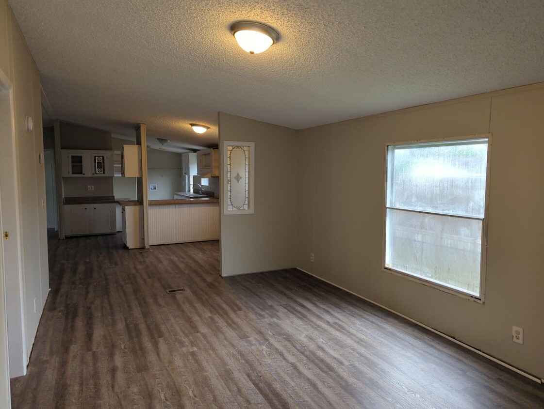 Building Photo - Large 3 Bedroom in Rossville