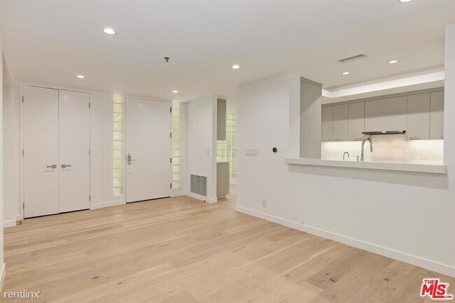 Building Photo - 2142 Century Park Ln