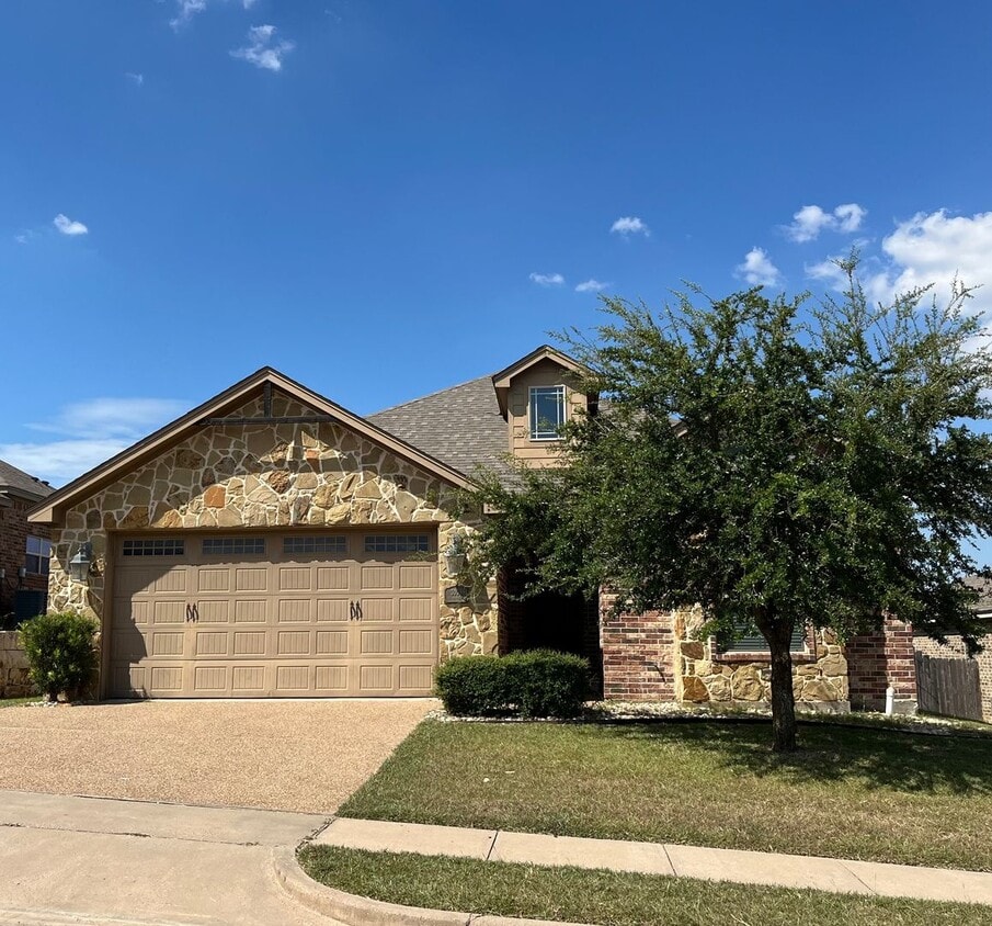 AVAILABLE NOW: 3 bedroom house - AVAILABLE NOW:  3 bedroom house