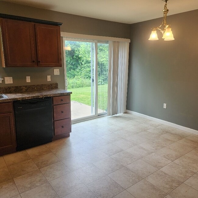 Building Photo - 3-bedroom, 2.5-bathroom town-house located...