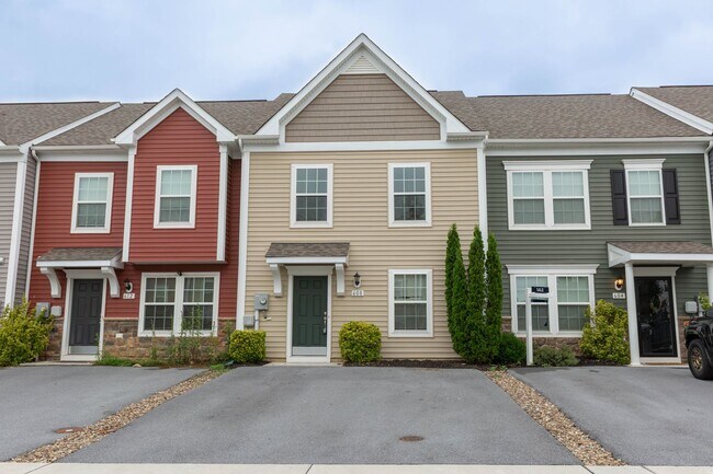 Foto del edificio - 3 Bed, 2.5 Bath, Townhome in Ranson, WV