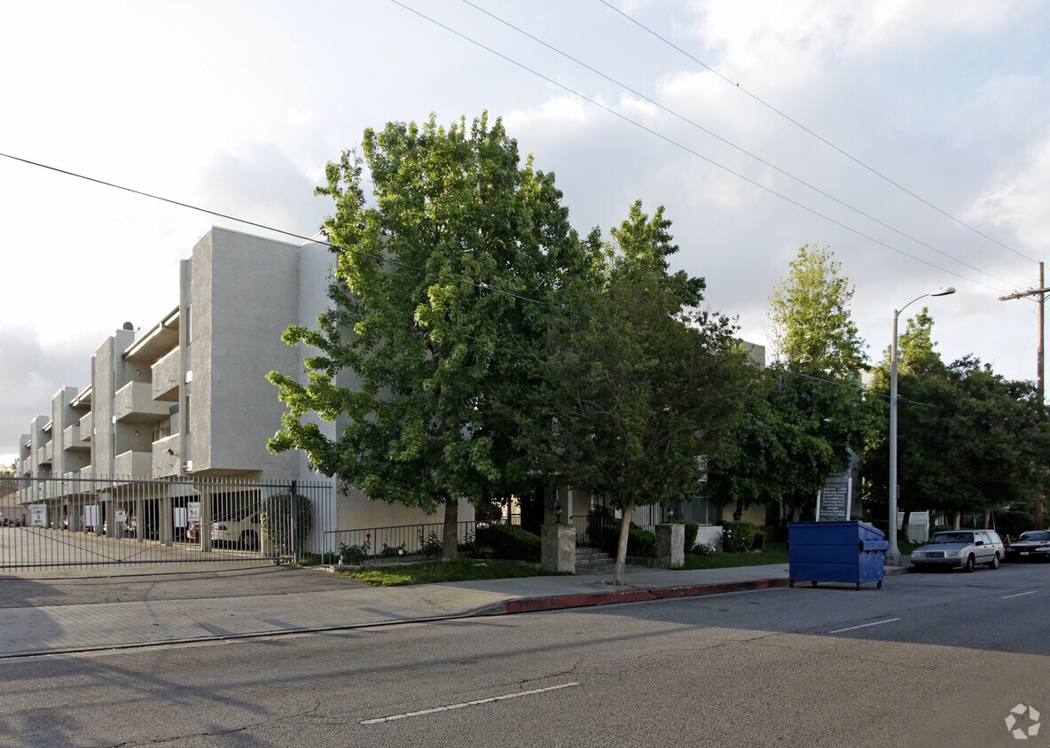 Chatsworth Continental Apartments in Chatsworth, CA