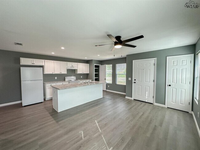Building Photo - 223 Loch Lomond Dr