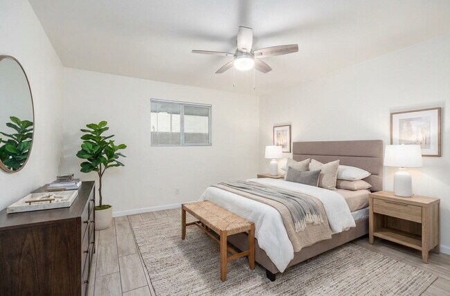 Foto del edificio - 2 Bed / 1 Bath in Phoenix — 900 Sq Ft with Covered Parking & Private Storage